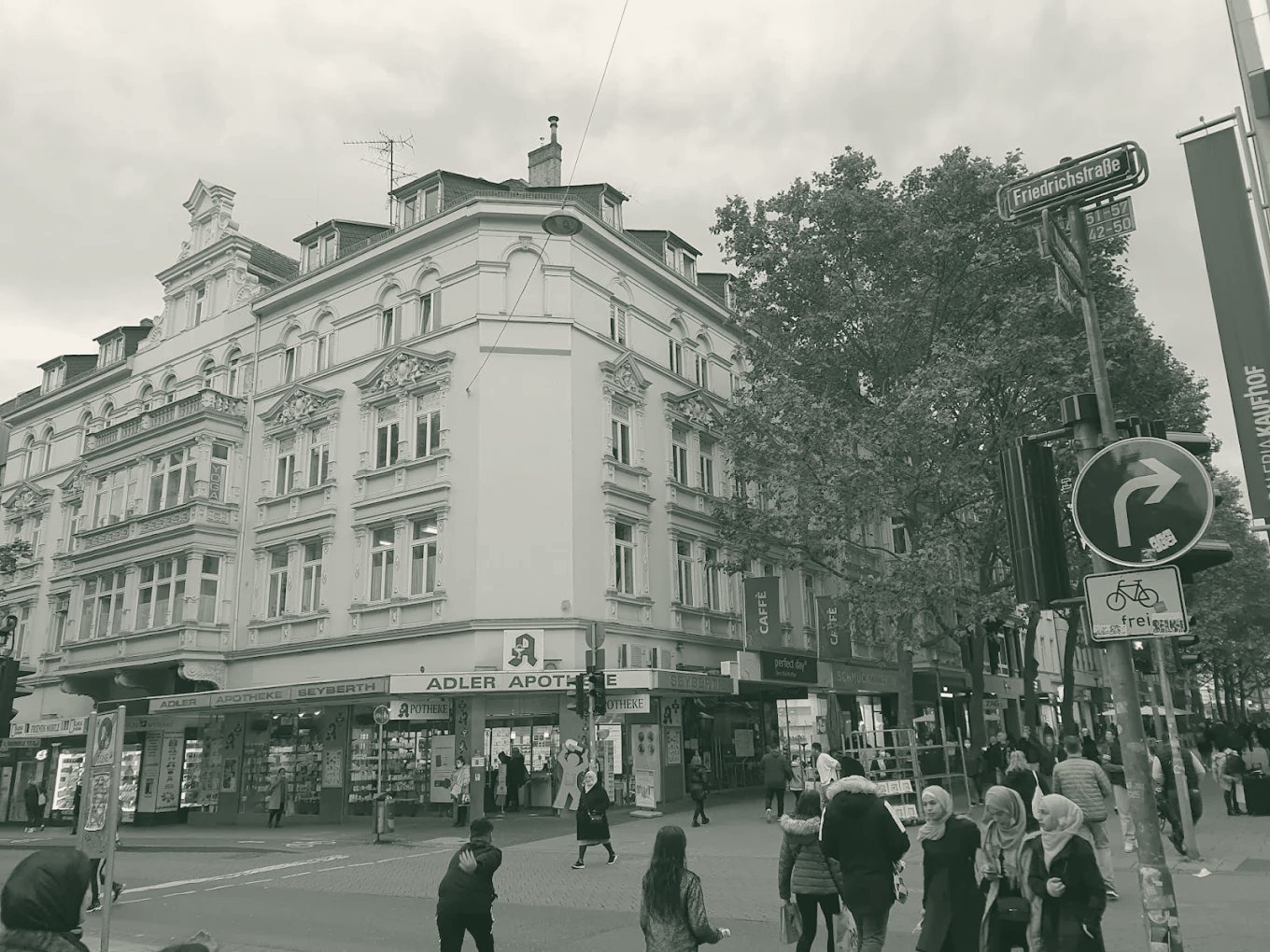 Eckhaus an der Friedrichstraße, Wiesbadener Innenstadt, Fußgängerzone